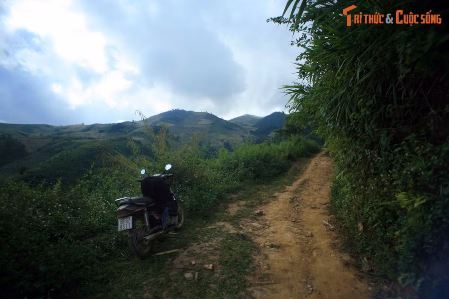 Hành trình diễn ra trên đường đất thô sơ, chỉ đủ rộng cho xe máy. Bản đồ GPS có thể vô dụng vì sóng điện thoại chập chờn, các con đường "ảo" không trùng khớp với đường thực tế, và không phải đường nào cũng có thể đi được.