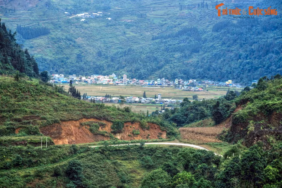 Đường từ thị trấn Mường Khương đến thị trấn Bắc Hà - huyện lỵ của huyện Bắc Hà - theo các tuyến đường tỉnh 154 và đường tỉnh 153, có chiều dài khoảng 100 km, là cung đường rất đáng trải nghiệm cho những "phượt thủ" muốn tìm cảm giác mới lạ.