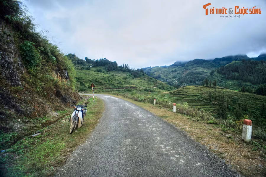 Trong những km đầu tiên của hành trình, tỉnh lộ 154 hướng về phía Nam uốn lượn qua các triền đồi núi nhấp nhô. Đường khá vắng người qua lại.