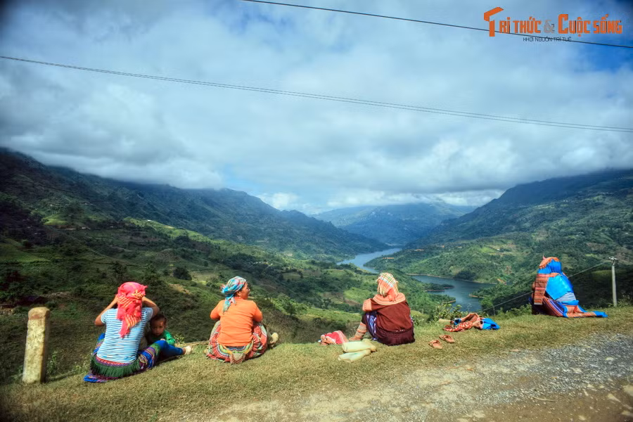 Ngay cả những cư dân sinh sống lâu đời trên mảnh đất này cũng không khỏi trầm trồ trước bức tranh phong cảnh bày ra trước mắt.