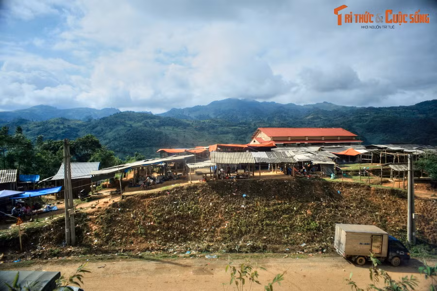 Hành trình lại tiếp tục. Sang đến xã Cốc Ly (huyện Bắc Hà), chợ Cốc Ly là một điểm dừng chân thú vị. Nếu đến vào sáng sớm ngày thứ ba hàng tuần, khách phương xa sẽ có dịp hòa mình vào chợ phiên Cốc Ly sôi động của đồng bào dân tộc địa phương.