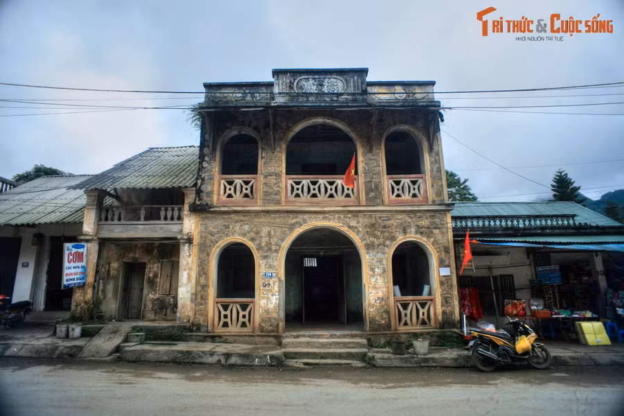 Nằm cách thành phố Lào Cai 46 km, thị trấn Mường Khương là huyện lỵ của huyện Mường Khương, nằm gần biên giới với Trung Quốc. Đây là địa phương có phong cảnh đẹp, giàu bản sắc văn hóa nhưng không được biết đến rộng rãi trong cộng đồng du lịch.