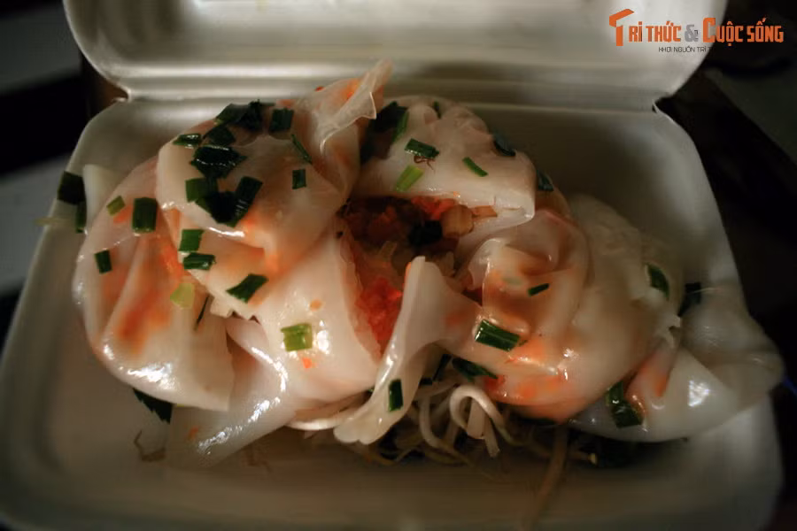 Bánh củ cải ở thành phố Bạc Liêu. Là món ăn đặc trưng của Bạc Liêu, nhìn thoáng qua, bánh củ cải khá giống món há cảo hay bánh xếp. Đặc trưng của món ăn này là từ vỏ đến nhân đều có sự hiện diện của củ cải trắng. Vỏ bánh có bột củ cải, còn nhân bánh có củ cái thái sợi và tôm, thịt.