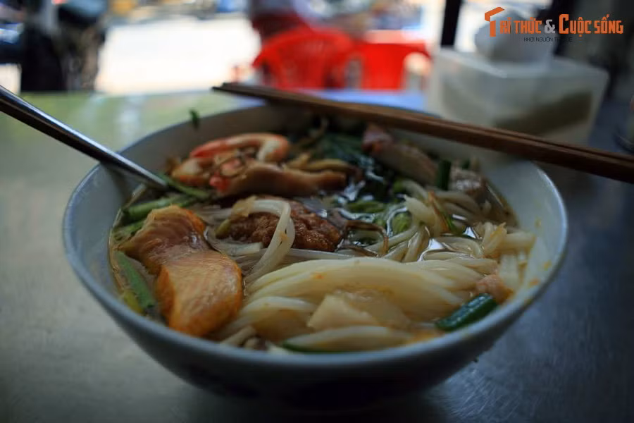 Tô bún mắm ở thành phố Cần Thơ. Bún mắm là một trong số các món ăn đặc trưng của miền Tây Nam Bộ. Bún có nước dùng nấu bằng mắm cá linh hay cá sặc, ăn cùng cá, tôm, mực, heo quay và rau muống chẻ, cọng bông súng, rau đắng, bắp chuối, kèo nèo, giá, diếp cá...