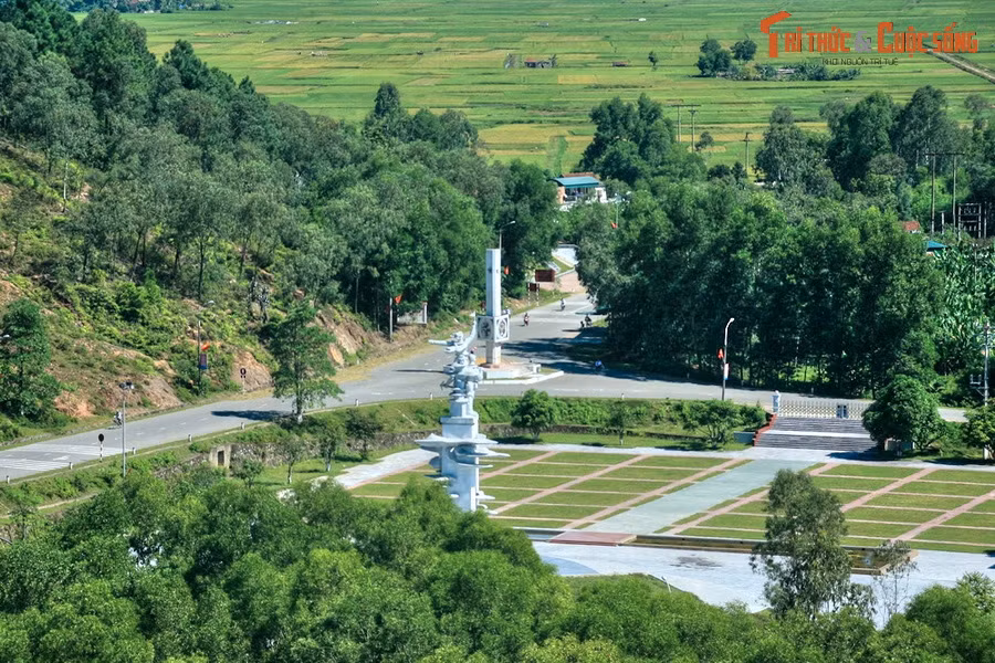 Vào thời kháng chiến chống Mỹ, ngã ba này là nút giao thông trọng yếu, luôn hứng chịu những đợt ném bom tàn khốc của không quân Mỹ. Mùa hè năm 1968, nơi đây có một tiểu đội thanh niên xung phong gồm 10 cô gái trẻ làm nhiệm vụ canh giữ giao điểm, phá bom và sửa đường thông xe.