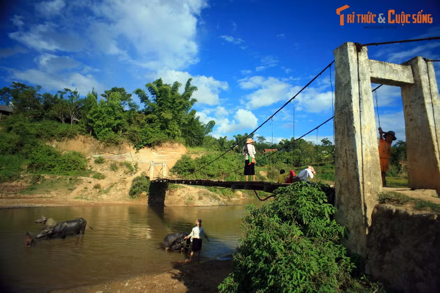 Cảnh sinh hoạt của đồng bào dân tộc địa phương tại một cây cầu treo bắc qua suối Nậm Ca.