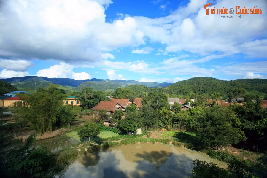 Một góc bản Mường Và nhìn từ tháp Mường Và.