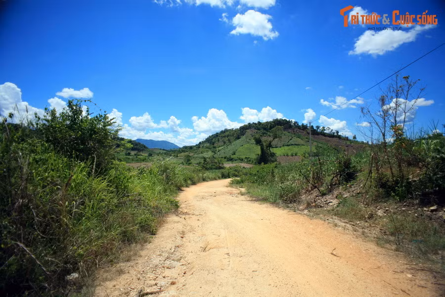 Dù rút ngắn được khoảng 4 km, con đường này khó đi hơn nhiều so với đường quốc lộ. Dọc đường có rất ít người sinh sống.
