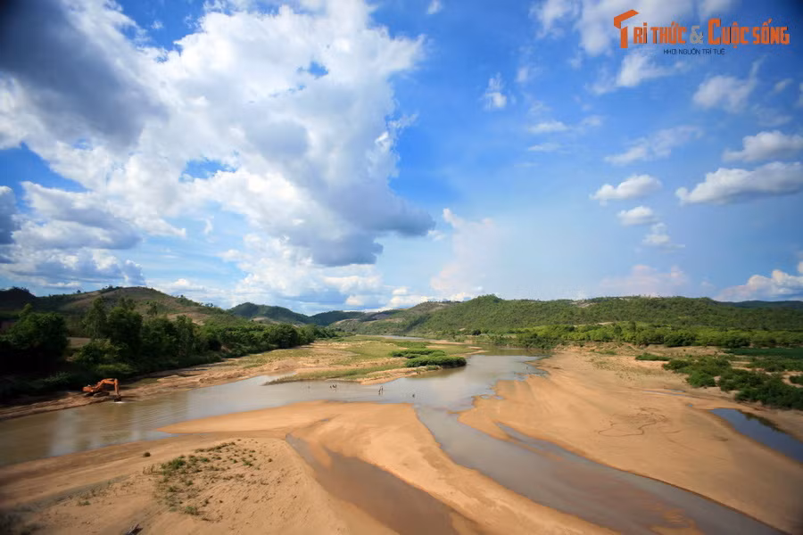 Cầu Quý Đức nằm ở ranh giới của huyện Ia Pa và thị xã Ayun Pa. Từ cây cầu này, sông Ea Ayun trải ra trước tầm mắt với vẻ đẹp nguyên sơ.