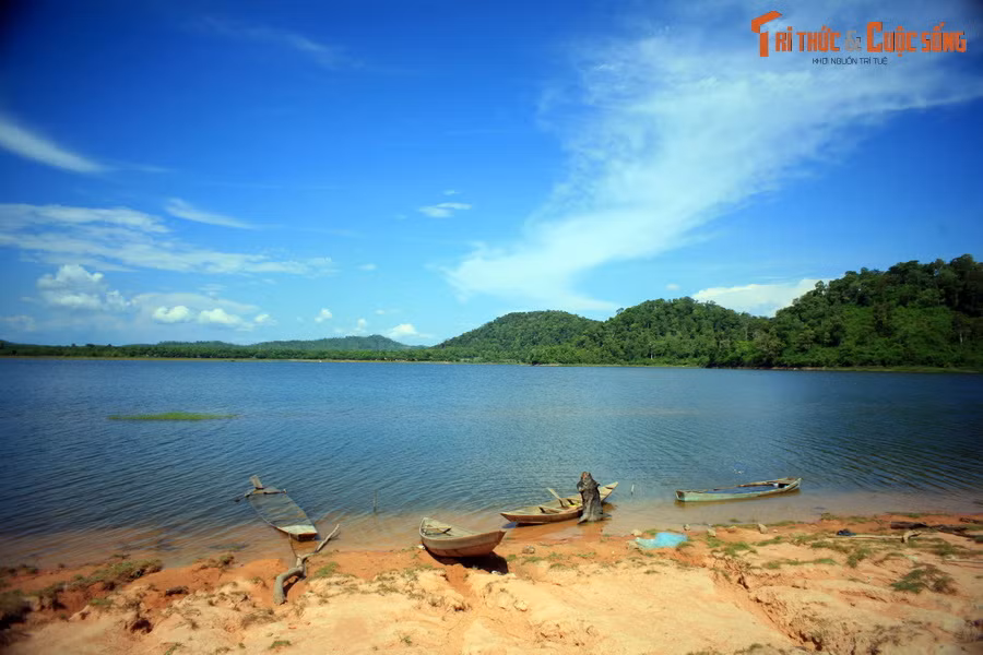 Điểm đầu tiên là hồ Đăk Mil, một hồ nước nhân tạo được tạo nên từ công trình thủy lợi chặn dòng suối Đắk Man. Hồ nằm ngay bên tỉnh lộ 681, trên địa bàn xã Krông na, huyện Buôn Đôn, tỉnh Đắk Lắk.