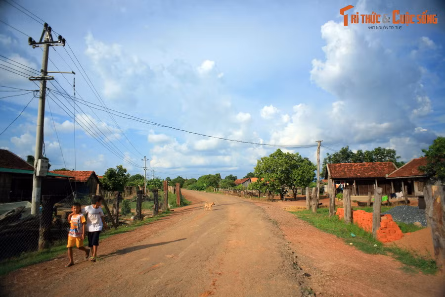 Ngoài việc ghé thăm các địa điểm nói trên, trong hành trình Bản Đôn - Pleiku, du khách còn có dịp khám phá những sắc thái văn hóa độc đáo của cộng đồng dân cư sinh sống hai bên đường.