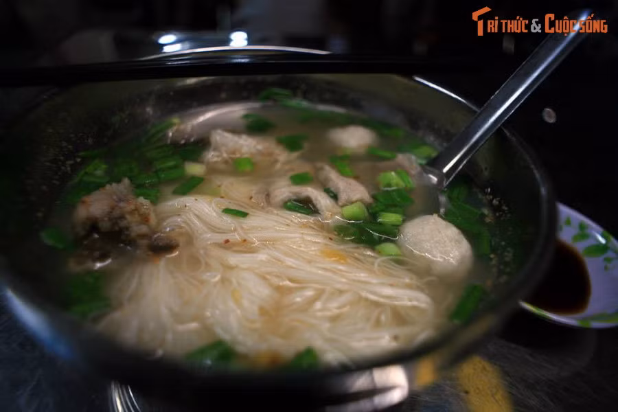 Tô mì chỉ cá ở đường Cao Văn Lầu, quận 6. Mì chỉ cá cũng là một món ăn của người Tiều, sử dụng loại mì nhỏ như sợi chỉ. Mì được nấu với cá gộc, một loại cá biển có hương vị nhẹ nhàng, rất phù hợp với nước dùng ngọt thanh của tô mì.
