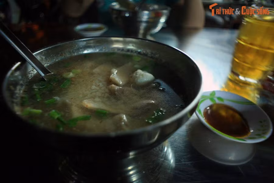 Tô cháo cá Tiều trên đường Cao Văn Lầu, quận 6. Cháo Tiều là loại cháo đặc trưng của người Tiều, hay người Triều Châu, nhóm người Hoa có nguồn gốc từ quận Triều Châu lịch sử. Món cháo này có "topping" đa dạng, sử dụng các gia vị đặc trưng của người Tiều.