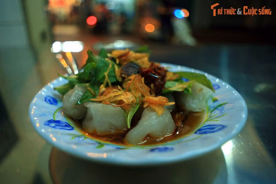 Đĩa há cảo trên đường Ký Hòa, quận 5. Há cảo là một món ăn có nguồn gốc từ huyện Thuận Đức, Quảng Đông, Trung Quốc. Món này được dùng phổ biến trong các bữa ăn điểm tâm (dimsum) buổi sáng. So với sủi cảo, há cảo có nhân đa dạng hơn và hầu như chỉ chế biến bằng cách hấp.