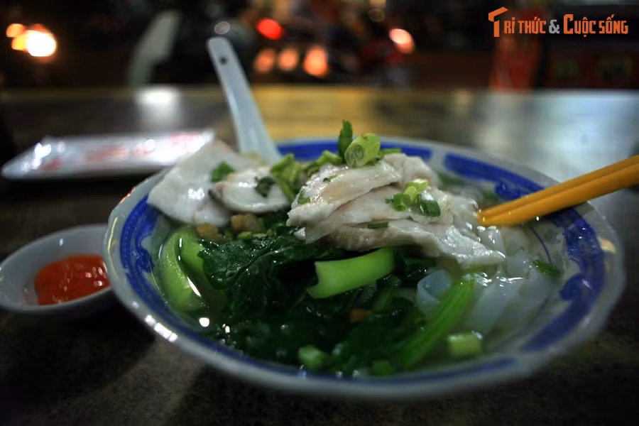 Tô hủ tiếu cá ở đường Xóm Đất, quận 11. Món hủ tiếu có nguồn gốc từ cộng đồng Hoa kiều Chợ Lớn này có sợi hủ tiếu mỏng, dai kết hợp với rau cải và những miếng phi lê lóc cá cắt mỏng, ngọt thịt, rất thanh đạm nhưng cũng không kém phần thơm ngon, lạ miệng.