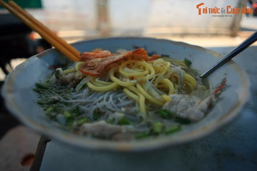 Tô bún mì vàng ở đường Xóm Đất, quận 11. Bún mì vàng là "phát kiến" của người Hoa đến từ tỉnh Phúc Kiến. Món này dùng sợi mì vàng Phúc Kiến kết hợp với bún gạo dai sợi nhỏ, ăn với rau cải và bánh tôm kiểu Trung Quốc giòn rụm, mang đến thực khách trải nghiệm thú vị.