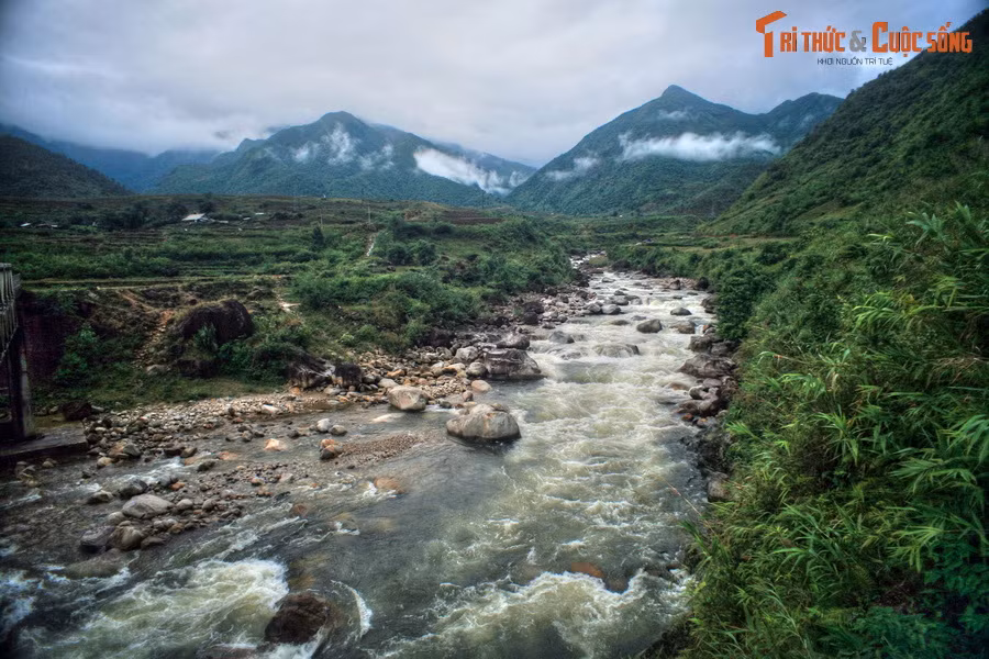 Trên hành trình dài 70 km này, các vị khách đến từ phương xa sẽ có dịp trải nghiệm nhiều cảnh quan ngoạn mục của vùng đất Tây Bắc, như núi non trùng trùng điệp điệp, ghềnh đá nước tung bọt trắng xóa...