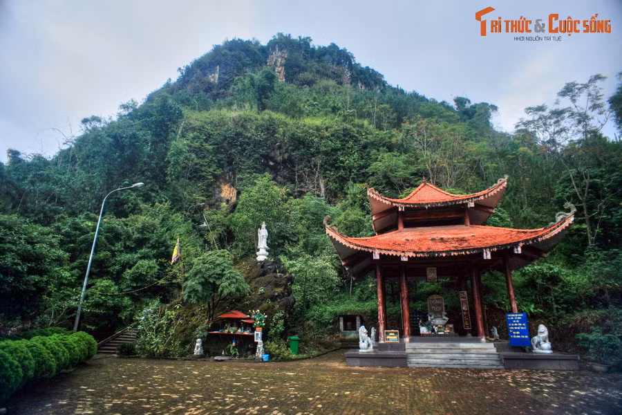 Đặc biệt, hành trình Lai Châu - Sa Pa có nhiều điểm dừng chân đặc sắc. Đầu tiên phải kể đến là động Tiên Sơn, một hang động tự nhiên nằm ngay cạnh đường quốc lộ, ở km 29 tính từ trung tâm thành phố Lai Châu.