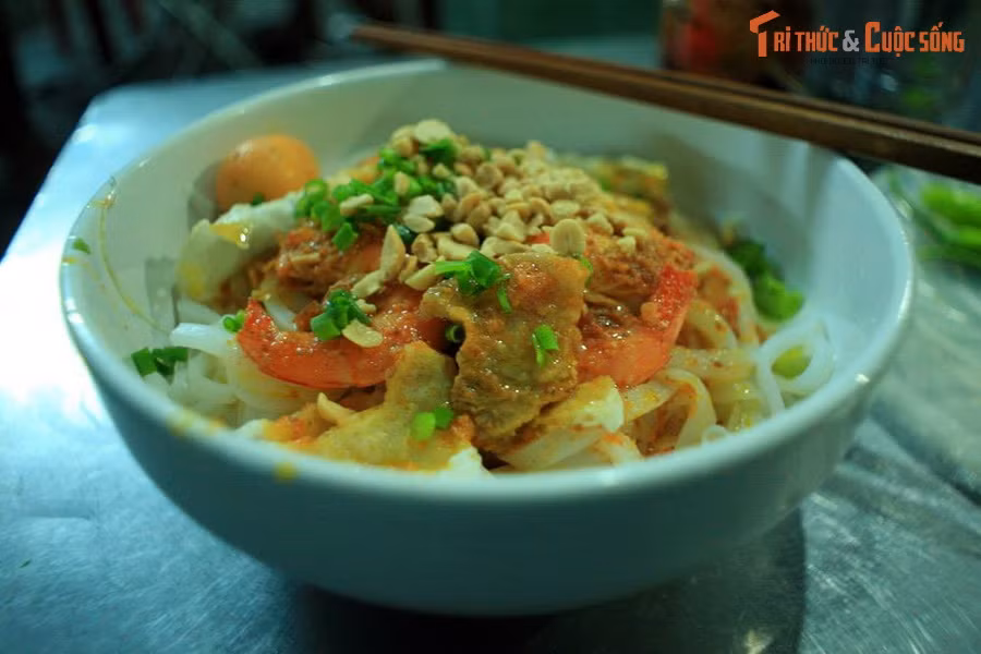 Tô mì quảng ở thành phố Tam Kỳ, tỉnh Quảng Nam. Là món ăn đặc trưng của Quảng Nam và Đà Nẵng, mì quảng sử dụng loại mì dẹt hơi giống sợi phở, ăn cùng thịt lợn, tôm, thịt gà... cùng nhiều loại rau sống với một ít nước dùng. Ngoài ra mì còn được dùng kèm bánh tráng mè và đậu phộng rang.