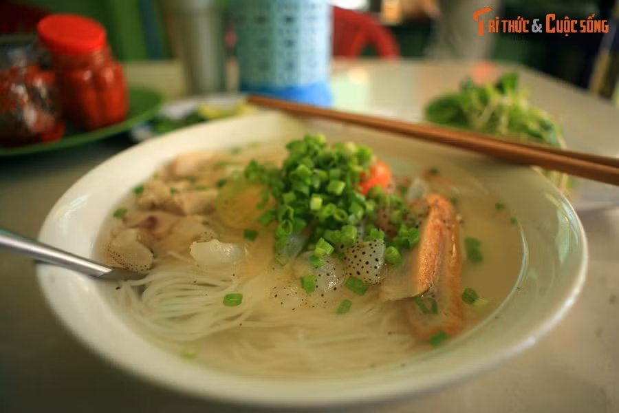 Tô bún sứa ở thành phố Nha Trang, tỉnh Khánh Hòa. Món bún nổi tiếng của Nha Trang sử dụng một loại "topping" đặc biệt: Những miếng thịt sứa biển giòn sần sật, cùng vài lát chả cả. Nước dùng của bún thanh ngọt, đậm đà, mang đậm hương vị miền biển.