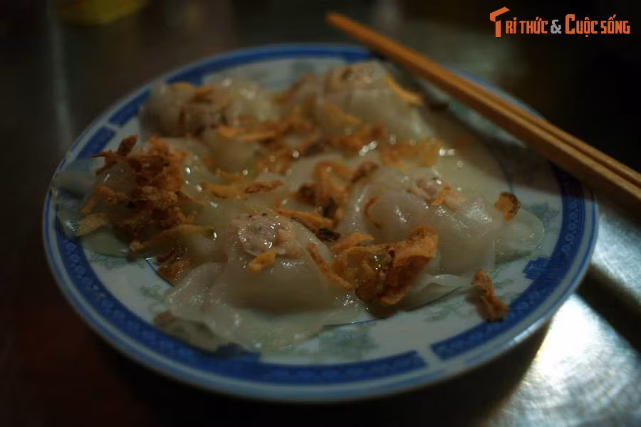 Đĩa bánh bông hồng trắng ở phố cổ Hội An, tỉnh Quảng Nam. Ngoài cao lầu, phố cổ Hội An còn nhiều món ăn đặc sản hấp dẫn khác mà du khách nên trải nghiệm như bánh bông hồng trắng, bánh đập, hến trộn...