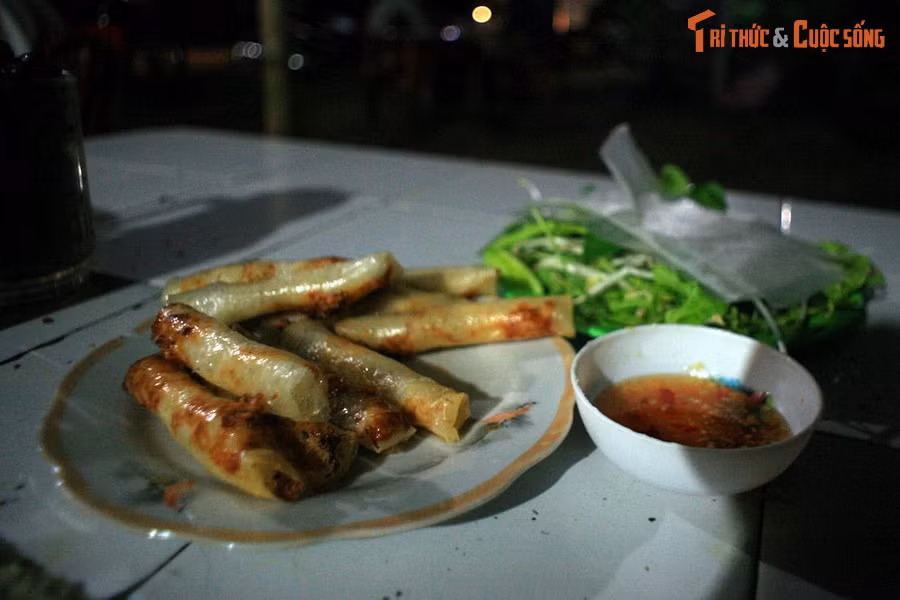 Đĩa ram bắp ở thành phố Quảng Ngãi, tỉnh Quảng Ngãi. Ram là món ăn rất được ưa chuộng ở Quảng Ngãi, có cách chế biến tương tự chả giò miền Nam hay nem rán miền Bắc, nhân thường là bắp hoặc thịt nướng. Sau khi chiên, ram được dùng kèm bánh tráng, rau sống và nước mắm.