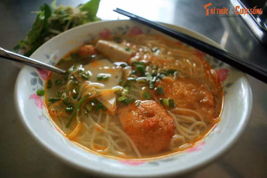 Tô bún chả cá ở thành phố Quy Nhơn, tỉnh Bình Định. Để nấu món bún trứ danh này, quan trọng nhất là khâu chế biến chả cá và ninh nước lèo. Vị bún ngọt thanh ăn cùng chả cá béo ngậy và rau sống tươi mát đem lại cho thực khách một cảm giác "đã đời".