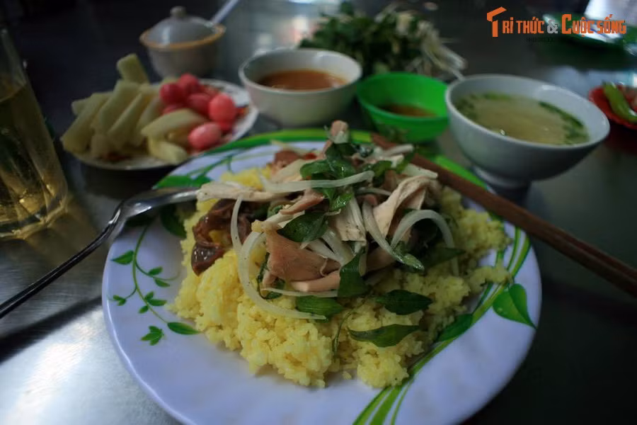 Đĩa cơm gà ở thành phố Tam Kỳ, tỉnh Quảng Nam. Cơm gà Tam Kỳ là món ăn đã đi sâu vào tiềm thức mỗi người dân đất Quảng Nam. Phần cơm dẻo, thơm, ăn cùng gà được luộc chín tới, thịt ngọt mềm vừa phải khiến bất cứ ai thưởng thức cũng đều tấm tắc khen ngon.
