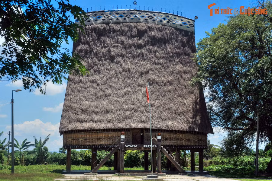 Ở gần đầu cầu phía thành phố Kon Tum có nhà rông Kon Klor, được xem là ngôi nhà rông to và đẹp nhất Tây Nguyên. Công trình dài 17 m, rộng 6m, cao 22 m, là nơi lưu giữ nét văn hóa đặc sắc của cộng đồng cư dân Ba Na.