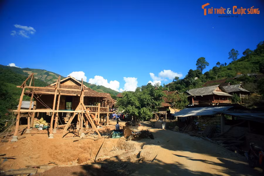 Hành trình từ Chiềng Sơ đến Mường Bám (Thuận Châu, Sơn La) - nơi có một tòa tháp Lào khác - dài 27 km theo tỉnh lộ 130. Nhưng dân bản biết một lối đi tắt, giúp đường rút ngắn gần nửa. Đây chính là cung đường "nhớ đời" mà PV Tri thức &amp; Cuộc sống có dịp trải nghiệm. (Lưu ý: Tình trạng đường xá hiện tại có thể đã cải thiện so với thời điểm thực hiện loạt ảnh).