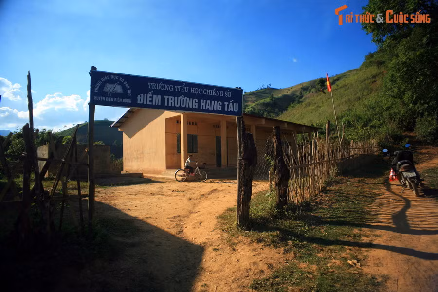 Háng Tấu là một điểm dân cư nằm trên hành trình, khoảng km thứ 7 tính từ tháp Chiềng Sơ, gần ranh giới với xã Mường Bám.