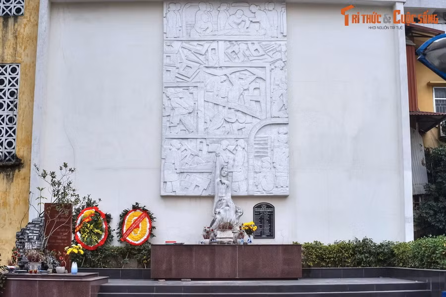 Tấn thảm kịch bắt đầu vào rạng sáng ngày 22/12/1972, khi những chiếc “pháo đài bay” B-52 của không quân Mỹ ném hơn 100 quả bom xuống bệnh viện. Tại thời điểm đó, có hơn 300 bệnh nhân nằm điều trị dưới các tầng hầm bệnh viện.