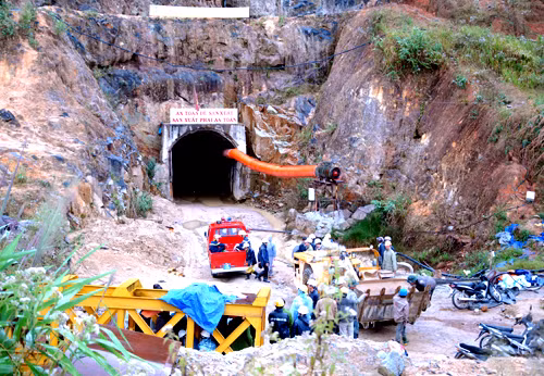 6. Sập hầm thủy điện Đạ Dâng, 12 người mắc kẹt Khoảng 7h sáng 16/12/2014, kíp công nhân gồm 32 công nhân Cty CP Sông Đà 505 vào đường hầm dẫn nước thủy điện Đạ Dâng - Đạ Chomo (thôn Păng Tiêng, xã Lát, huyện Lạc Dương, Lâm Đồng), nằm sâu 70m dưới mặt đất, cách cửa hầm khoảng 500m, đổ bêtông mái vòm thì bất ngờ đoạn hầm này bị sập. Hàng trăm mét khối đất, đá đổ ập xuống, 21 công nhân may mắn thoát ra ngoài kịp thời, số còn lại mắc kẹt bên trong. Phải đến 16h30 chiều ngày 19/12/2014, 12 công nhân còn lại mới được cứu thoát ra khỏi hầm.