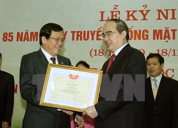 10. Kỷ niệm 85 năm Ngày truyền thống Mặt trận Tổ quốc Việt Nam Sáng 15/11, tại Hà Nội, Ủy ban Trung ương Mặt trận Tổ quốc Việt Nam tổ chức Lễ kỷ niệm 85 năm Ngày truyền thống Mặt trận Tổ quốc Việt Nam (18/11/1930 – 18/11/2015). Đồng thời, tổng kết 20 năm Cuộc vận động “Toàn dân đoàn kết xây dựng Đời sống văn hóa ở khu dân cư”, 15 năm Cuộc vận động “Ngày vì người nghèo”; phát động Cuộc vận động “Toàn dân đoàn kết xây dựng nông thôn mới, đô thị văn minh”.