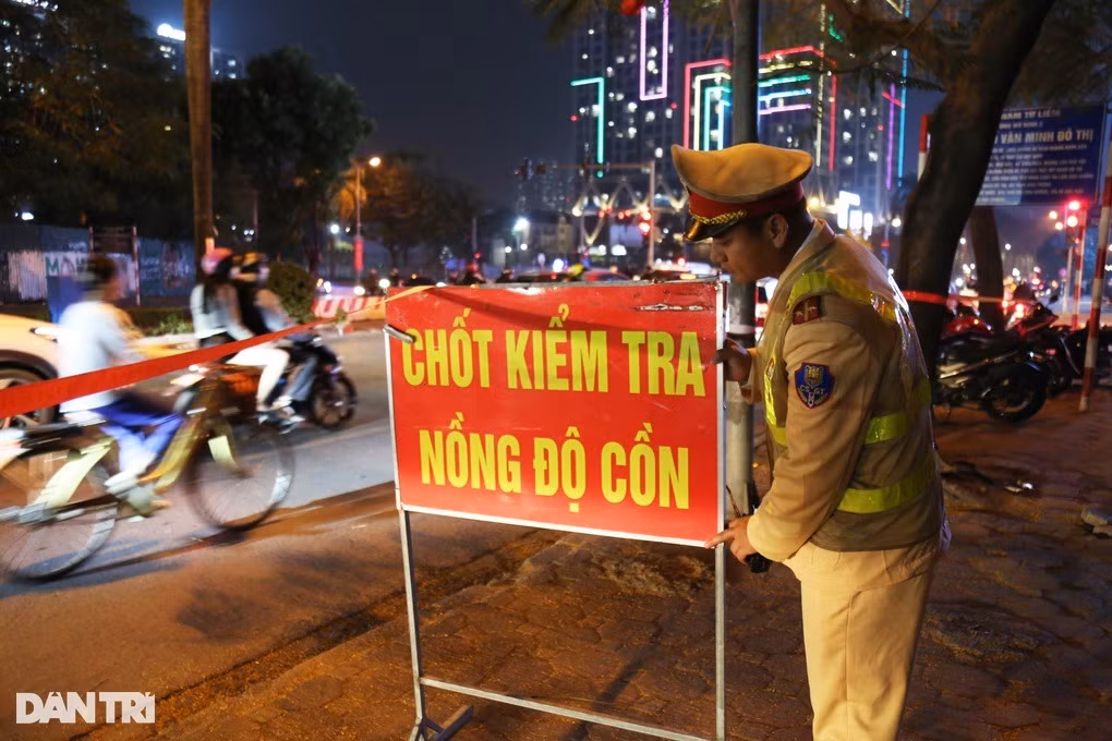 Uong ruou mung nam moi, van lai xe deo vo va 2 con gai