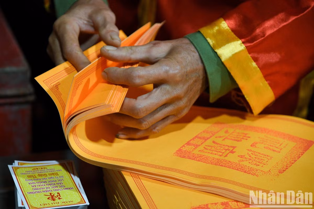 Hang nghin du khach doi mua, trang dem du le khai an den Tran-Hinh-18
