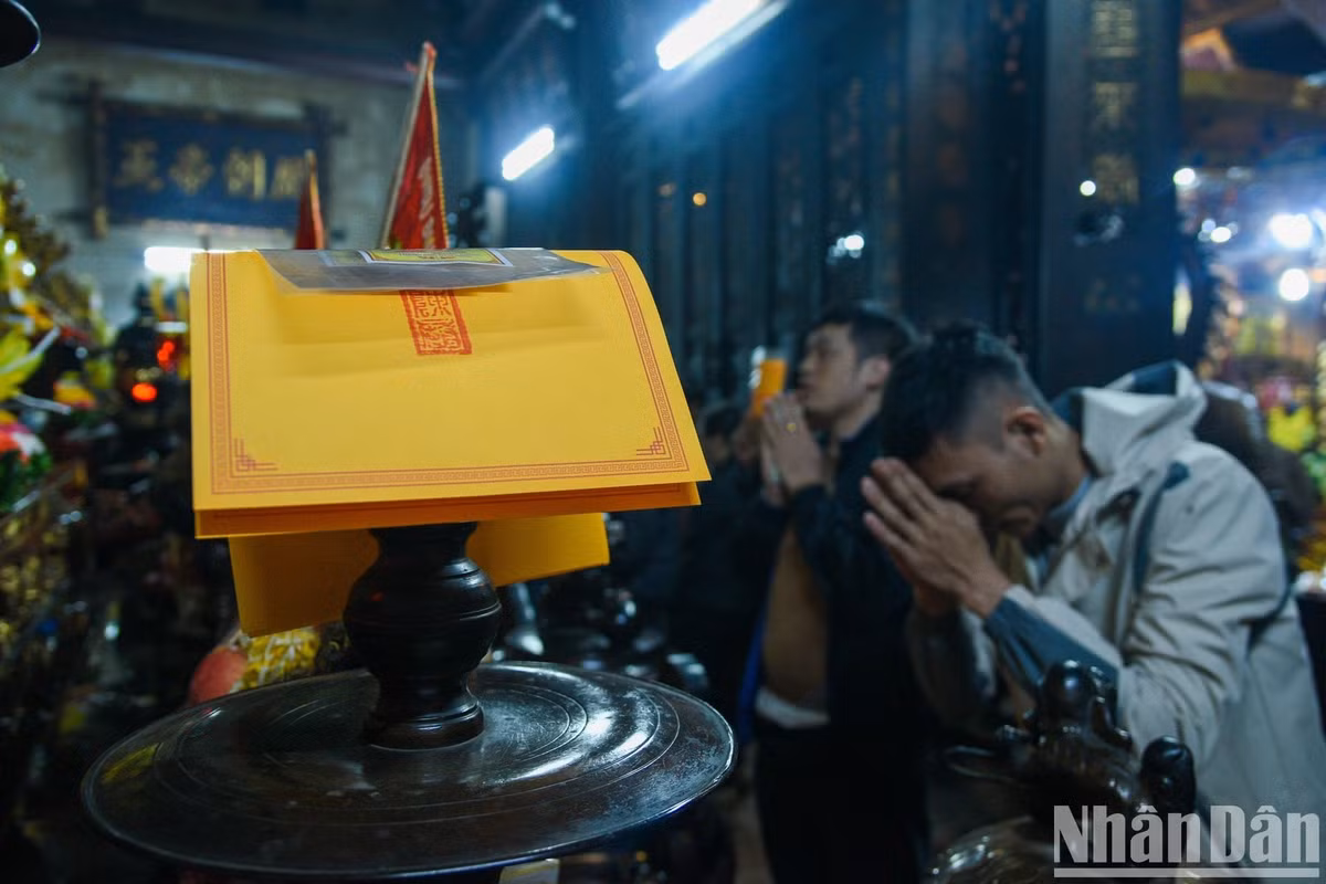 Hang nghin du khach doi mua, trang dem du le khai an den Tran-Hinh-23