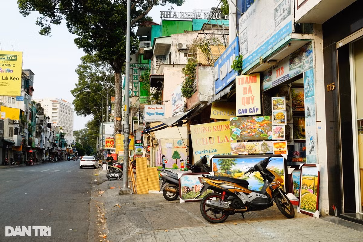 Nhieu cua hang tranh chep o TPHCM dong cua, tieu thuong lo lang-Hinh-2