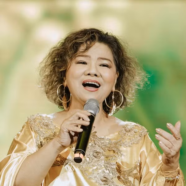 NSND Thanh Hoa, ngoài 70 tuổi vẫn được chồng chiều - Hình 3 NSND Thanh Hoa, ngoai 70 tuoi van duoc chong chieu-Hinh-3