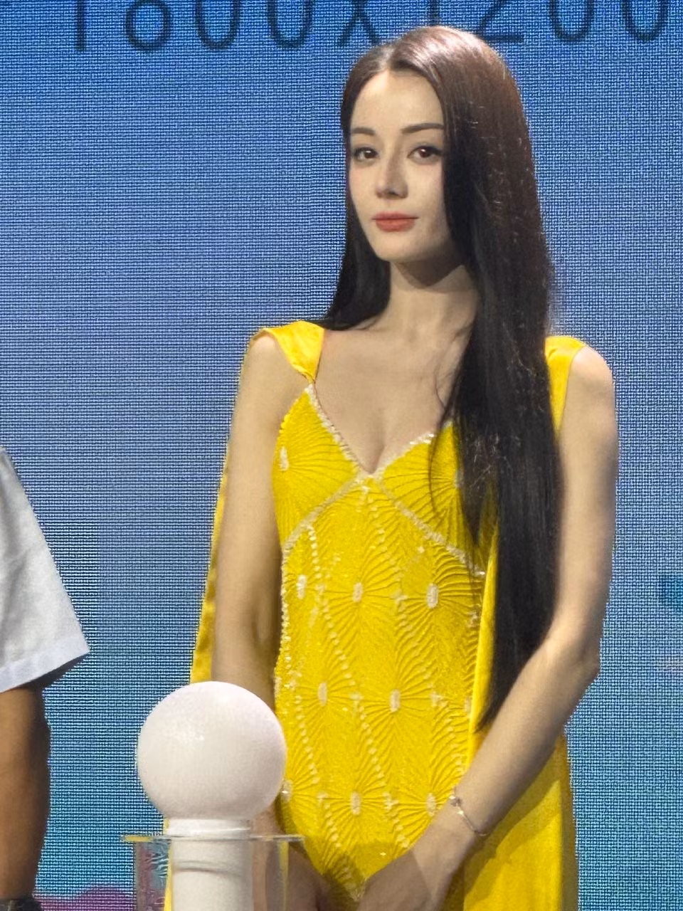 Dich Le Nhiet Na cung “chiu thua” chiec vay mau vang tuoi