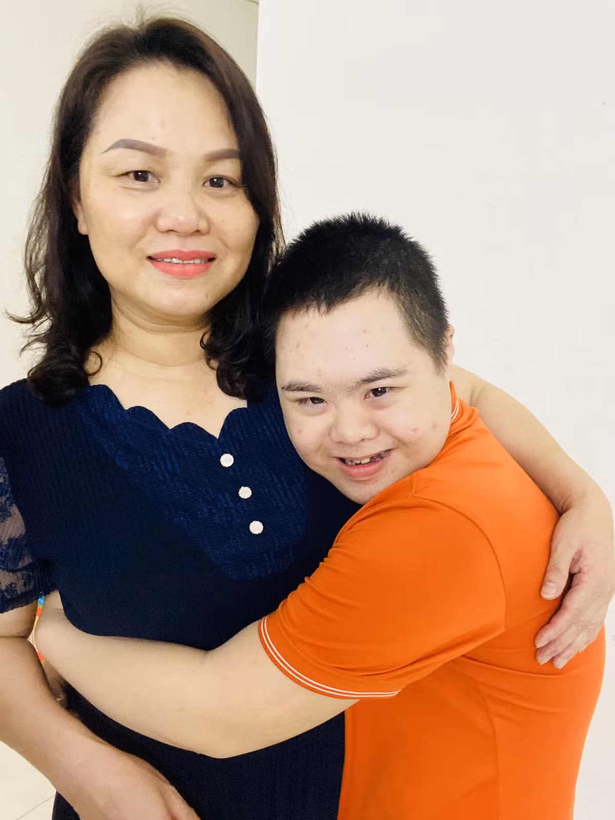 Video cau be mac benh Down 'nung' bo bi dot quy gay xuc dong-Hinh-2