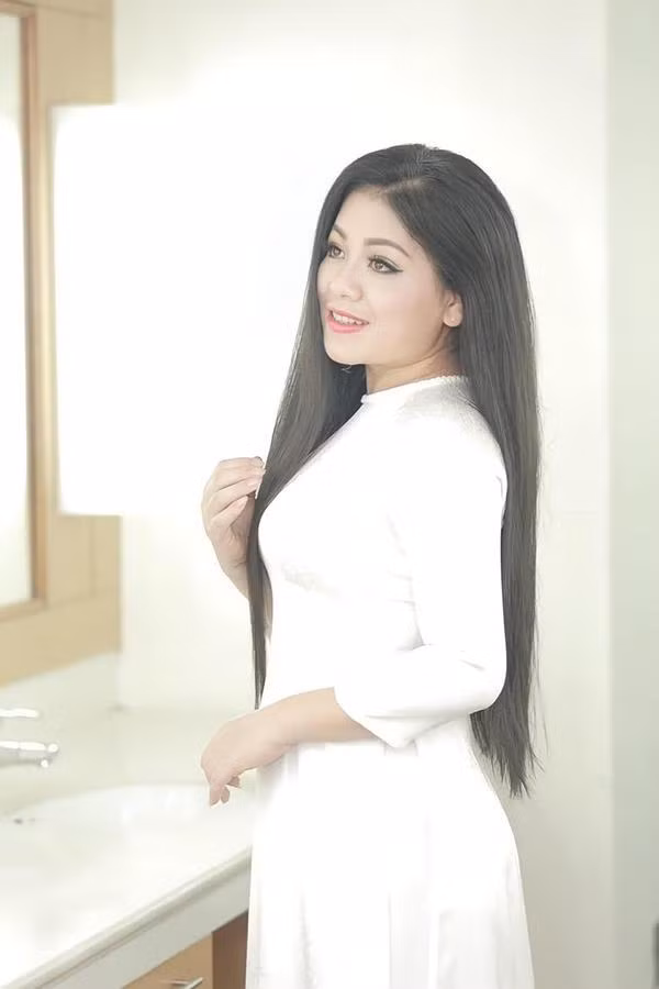 Nữ ca sĩ Anh Thơ: cát-sê cả trăm triệu/show diễn Nu ca si Anh Tho: cat-se ca tram trieu/show dien