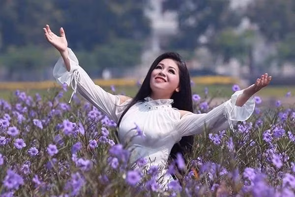 Nữ ca sĩ Anh Thơ: cát-sê cả trăm triệu/show diễn - Hình 2 Nu ca si Anh Tho: cat-se ca tram trieu/show dien-Hinh-2