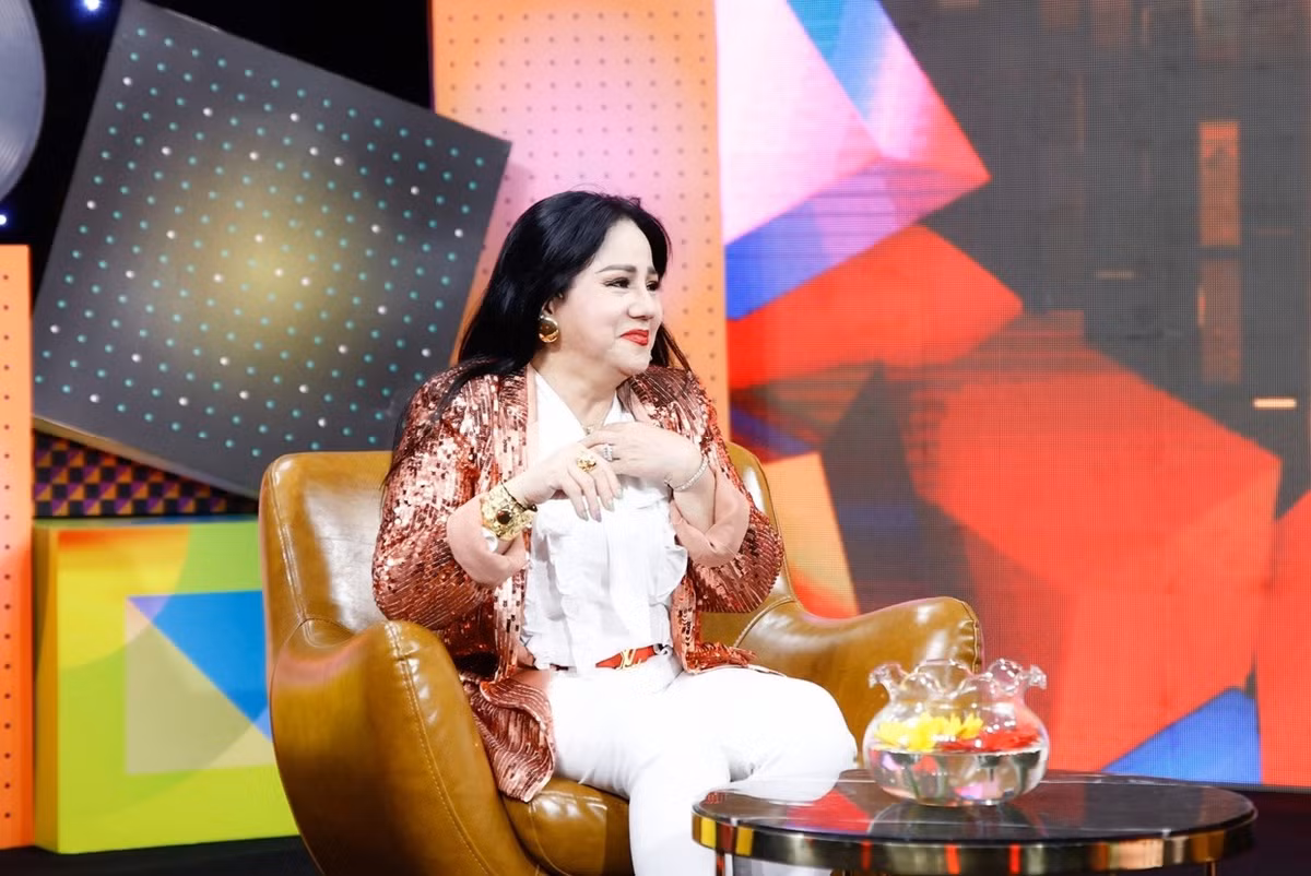 Danh ca Ngọc Ánh - cứ 2 ngày lại cầm tiền đi mua vàng - Hình 3 Danh ca Ngoc Anh - cu 2 ngay lai cam tien di mua vang-Hinh-3