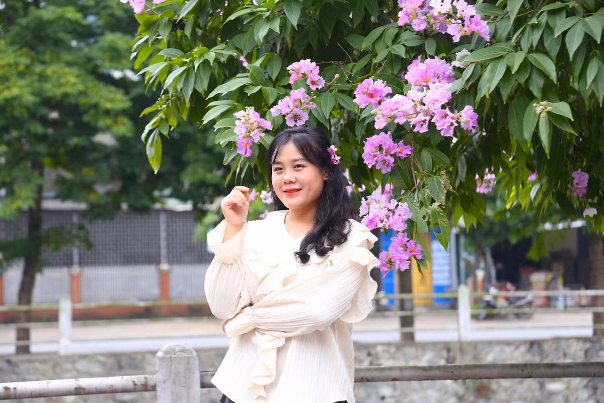 Giới trẻ Vinh thả dáng trong con đường ngập tràn sắc tím - Hình 6 Gioi tre Vinh tha dang trong con duong ngap tran sac tim-Hinh-6