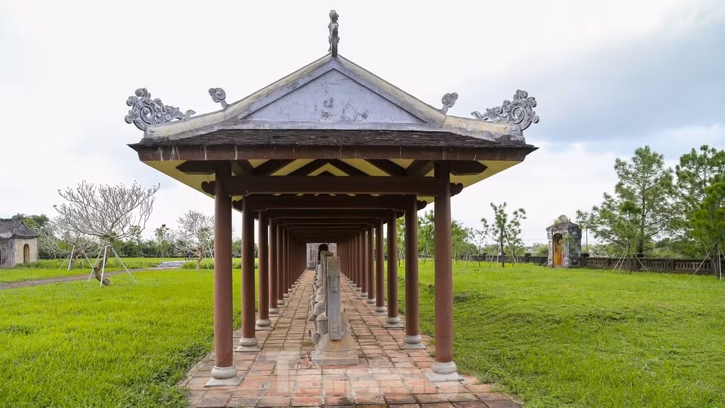 Ngoài việc được xây dựng làm nơi thờ Khổng Tử thì Văn Thánh Miếu Huế còn là nơi thờ Mạnh Tử, Nhan Tử, Tăng Tử, Tư Tử, Thập Nhị Triết và các bậc thánh hiền có công trong việc xây dựng, phát triển đạo Nho.