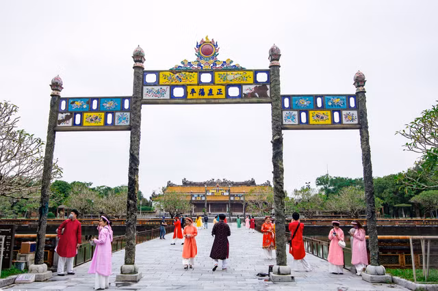 Hue va loat thanh pho truc thuoc trung uong dong gop vao GDP the nao?