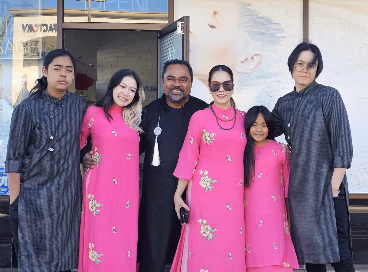 52 tuoi, ca si Thu Phuong van thich thoi trang doc la-Hinh-2