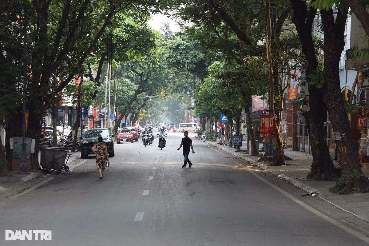 Trong ngày 28/4 thời tiết tại Hà Nội được dự báo không mưa, ngày nắng nóng gay gắt. Nhiệt độ thấp nhất 27-29 độ C, cao nhất 38-39 độ C, có nơi trên 39 độ C. Phố Bà Triệu lúc 9h.