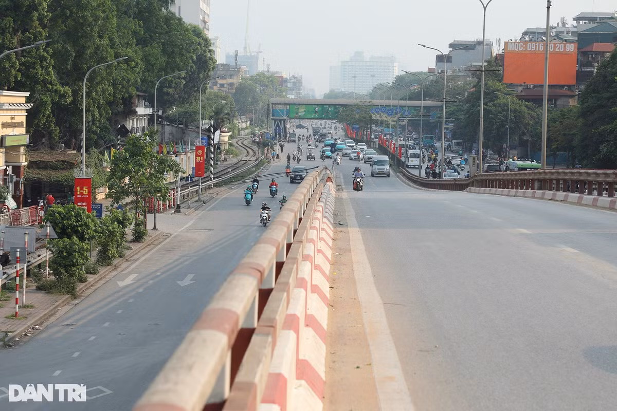 7h45 đường Giải Phóng đã đông dần lên, tuy không ùn ứ như giờ cao điểm của ngày làm việc thông thường.